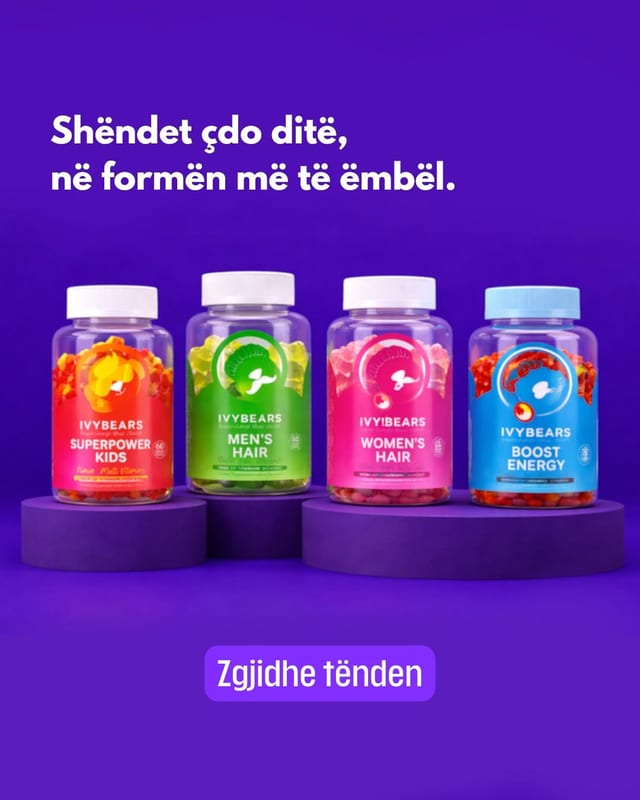 Katër shishe IVYBEARS mbi podiume vjollcë